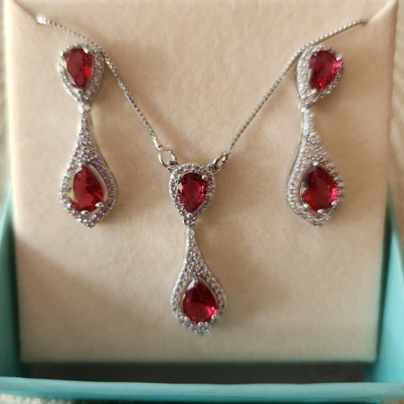 NWOT Pendant Necklace and Earrings - Picture 10 of 10